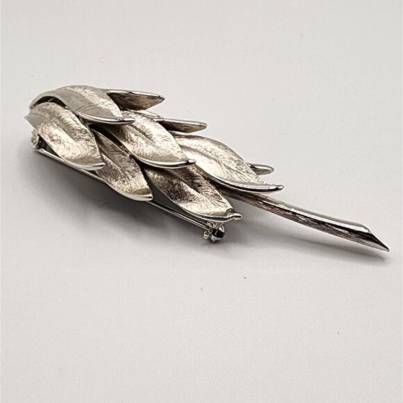 Vintage Kramer Silver Leaf Brooch 1950s Brushed Rhodium Modernist Pin Signed - Picture 2 of 6